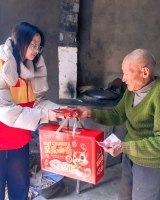 姜堰先锋公益为350户困境家庭送去新春关怀